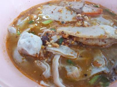 เส้นปลาต้มยำทะเล ที่ ร้านอาหาร ก๋วยเตี๋ยวลูกชิ้นปลานายหอย
