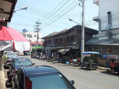 ร้านอยู่หัวมุมสี่แยก สังเกตได้ง่ายๆ ที่ ร้านอาหาร ร้านกาแฟเจ๊กเปี๊ยะ