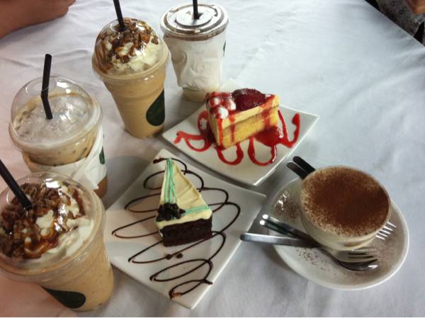 เมนูกาแฟและเบเกอรี่ ตามใจแต่คนทาน นั่งคุยกับเพื่อนสนิทใต้ร่มไม้และสายลมเย็นเบาๆ ที่ ร้านอาหาร Risa Lamo ซ.อารีย์สัมพันธ์