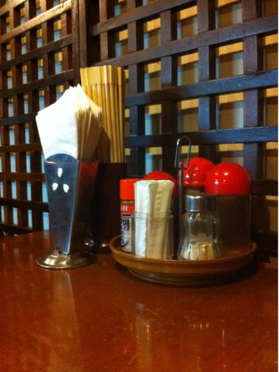 เซตเครื่องปรุงที่เน้นสำหรับปรุงราเมง ที่ ร้านอาหาร โมโมทาโร่