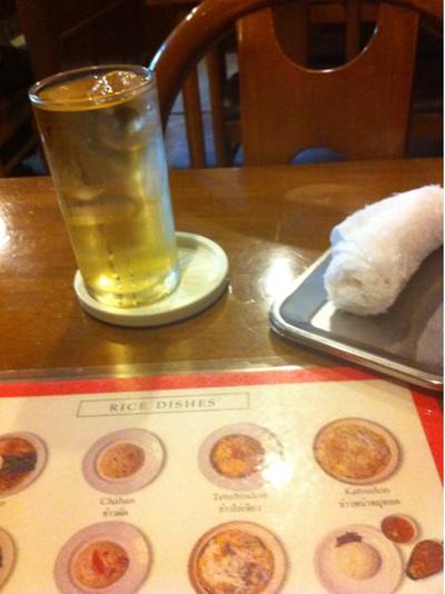 ชา ผ้าเย็น ที่ ร้านอาหาร โมโมทาโร่
