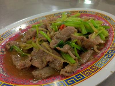 เนื้อผัดคื่นช่าย ที่ ร้านอาหาร ง่วนหลีหลังสวน
