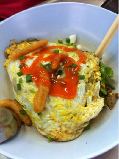เส้นใหญ่คั่วไก่ ที่ ร้านอาหาร นายเพ้ง ราชาก๋วยเตี๋ยวคั่วไก่