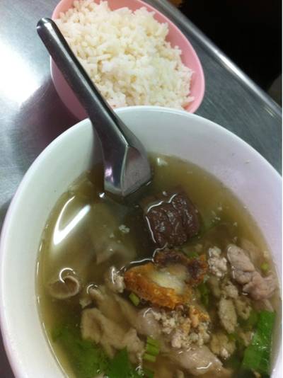 เกาเหลาเลือดหมู ที่ ร้านอาหาร นายเพ้ง ราชาก๋วยเตี๋ยวคั่วไก่