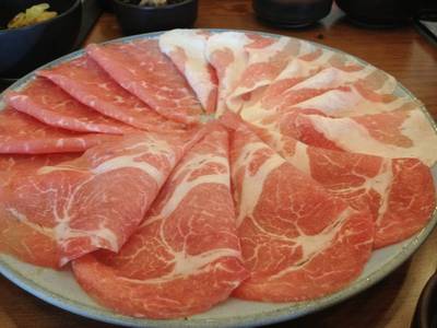 หมูเบคอน หมูสันไหล่ และเนื้อหนอก ที่ ร้านอาหาร Donabe สุกี้ยากี้แอนด์ชาบูชาบู RCA