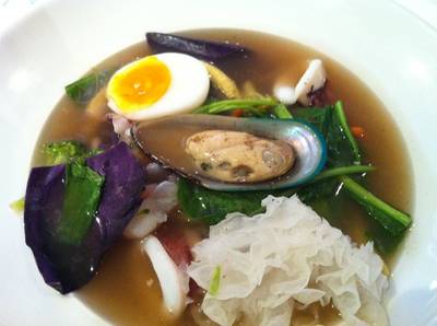 ราดหน้าทะเล ที่ ร้านอาหาร สวัสดีบางกอก