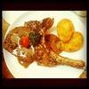 สเต็ก. Pork chop ชิ้นโตๆ พร้อมน้ำเกรวี่ ที่ ร้านอาหาร psalm23 Nimman Italian buffet