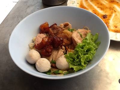 เส้นเล็กแห้งครับ ทำได้ดี ขลุกขลิก อร่อยมาก ที่ ร้านอาหาร เพ็ญพริกเผ็ด