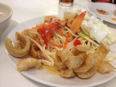 ส้มคำไซ่ง่อน ใส่แหนมสด ผสมตำไทย และโรยแคบหมู ที่ ร้านอาหาร ซาวมาย (Sao Mai) ส้มคำไซ่ง่อน ใส่แหนมสด ผสมตำไทย และโรยแคบหมู ที่ ร้านอาหาร ซาวมาย (Sao Mai)