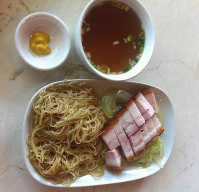 บะหมี่แห้งหมูกรอบ ที่ ร้านอาหาร Hongkong Kitchen Rain Hill