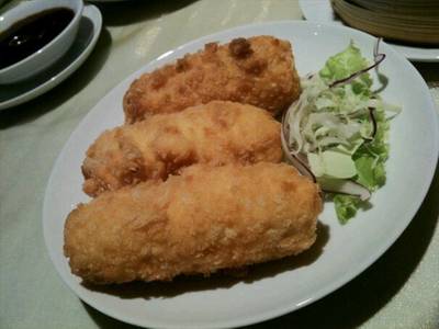 เปาะเปี๊ยงใส้กุ้งและมะม่วง ที่ ร้านอาหาร Fei Ya
