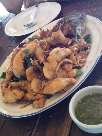 ปลาช่อนลุยสวน พร้อมสมุนไพรกรอบๆ เมพขิงๆ ที่ ร้านอาหาร เฮือนธารา