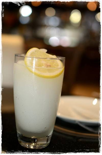 น้ำมะนาวปั่น 100 บาท ที่ ร้านอาหาร Coffee Beans By Dao ร่วมฤดี Village