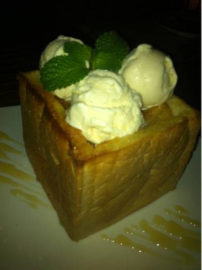 honey toast  ที่ ร้านอาหาร Moon Dance Bistro 