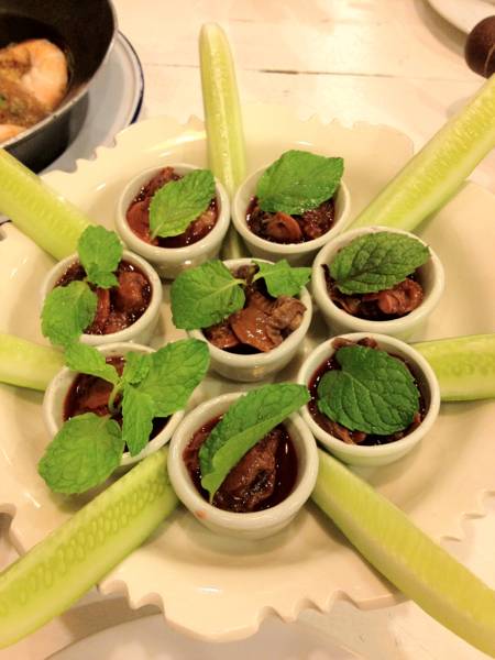 นารีลงทรง. คือหอยแครงลวก. ใครไม่กินเผ็ดบอกแยกน้ำราดนะ ที่ ร้านอาหาร อบอาหร่อย
