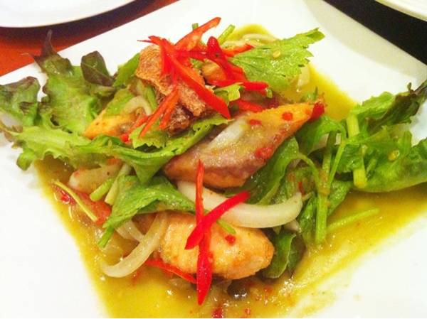 ยำแซลม่อนวาซาบิ ที่ ร้านอาหาร Crystal Café