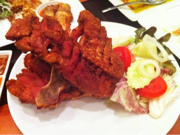 ขาหมูเยอรมัน ที่ ร้านอาหาร Crystal Café