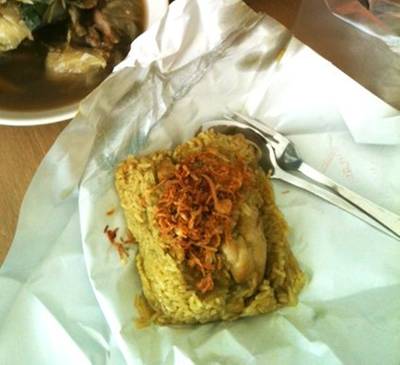 ก่อนราดน้ำจิ้มและโรยผัก ที่ ร้านอาหาร ข้าวหมกไก่สยาม สนามบินน้ำ