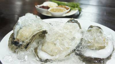 หอยนางรมใหญ่ 3ตัว ราคา 125บาท ที่ ร้านอาหาร อนันทยา จอมเทียน ซีฟู้ด