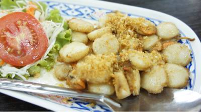 หอยเชลล์ทอดกระเทียม ราคา 140บาท ที่ ร้านอาหาร อนันทยา จอมเทียน ซีฟู้ด