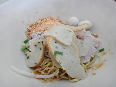 บะหมี่แห้ง ที่ ร้านอาหาร ก๋วยเตี๋ยวหมูเจ๊ลั๊ง - บ้านบึง