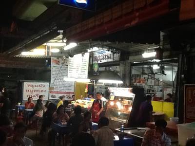 บรรยากาศร้านคนเยอะมาก ที่ ร้านอาหาร ร้านอาหารกลมวรรณ