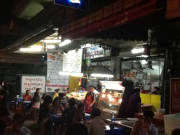 บรรยากาศร้านคนเยอะมาก ที่ ร้านอาหาร ร้านอาหารกลมวรรณ