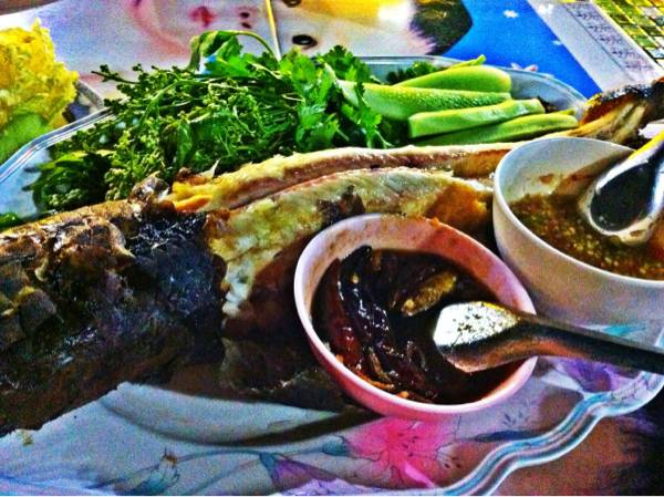 ร้านกุ้งเป็น ที่ ร้านอาหาร ร้านกุ้งเป็น (เจ้เน้ยกุ้งเป็น)