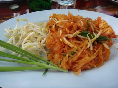 ผัดไทยเส้นจันทร์ ที่ ร้านอาหาร ฟาร์มปูนิ่ม