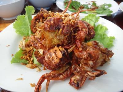 ปูนิ่มทอดกระเทียม ที่ ร้านอาหาร ฟาร์มปูนิ่ม