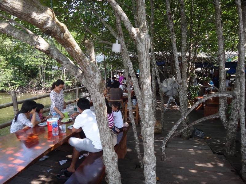 บรรยากาศร้าน ที่ ร้านอาหาร ฟาร์มปูนิ่ม