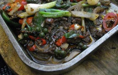 สเต็กนกกระจอกเทศ กระทะร้อนผัดพริก ที่ ร้านอาหาร ปาเต๊ะ Pathe’ Antique and Restaurant