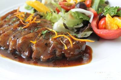 อกเป็ดอบซอสส้ม ที่ ร้านอาหาร The Anna Restaurant & Art Gallery