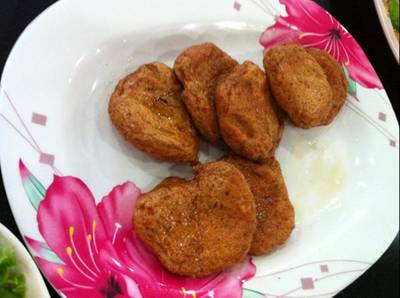 ทอดมันปลากรายเนื้อแน่นๆ ที่ ร้านอาหาร กุ้งเต้นอึ้งจั้วกี่