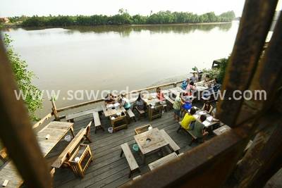 บรรยากาศของร้านริมแม่น้ำ ที่ ร้านอาหาร บ้านไม้ริมน้ำ@8ริ้ว
