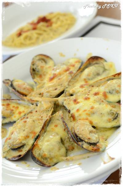 หอยแมลงภู่นิวซีแลนด์อบชีส  250 บาท ที่ ร้านอาหาร The Village Garden Restaurant