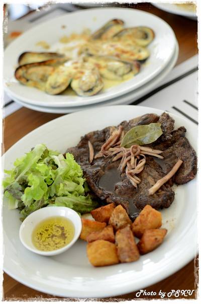 ทีโบนสเต็ก 420 บาท ที่ ร้านอาหาร The Village Garden Restaurant
