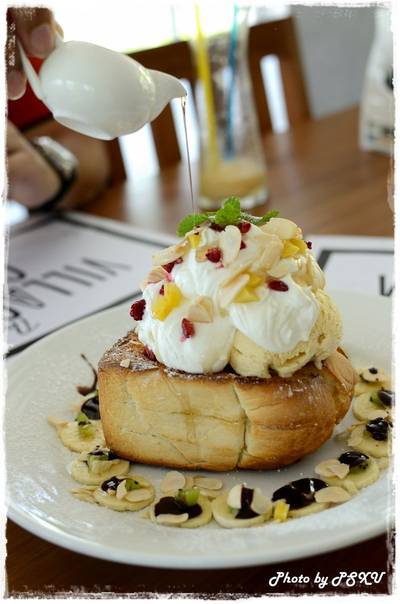 เมเบิ้ลโทสท์ 180 บาท ที่ ร้านอาหาร The Village Garden Restaurant