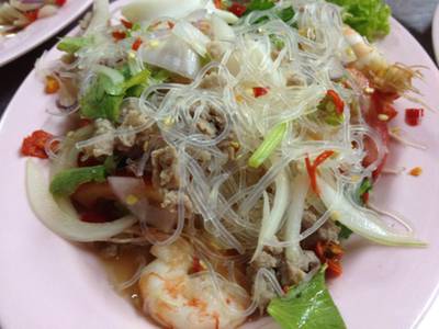ยำรวมมิตร ที่ ร้านอาหาร ข้าวต้มเจ้ลั้ง