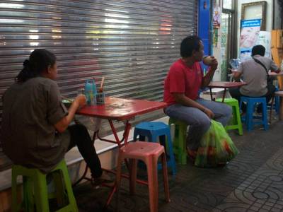 ที่นั่งในร้าน ที่ ร้านอาหาร ก๋วยเตี๋ยวไก่นายเล็ก