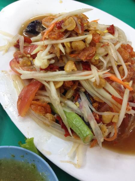 ส้มตำไทยปู ที่ ร้านอาหาร ชาวเล