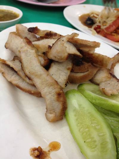 คอหมูย่าง ที่ ร้านอาหาร ชาวเล คอหมูย่าง ที่ ร้านอาหาร ชาวเล