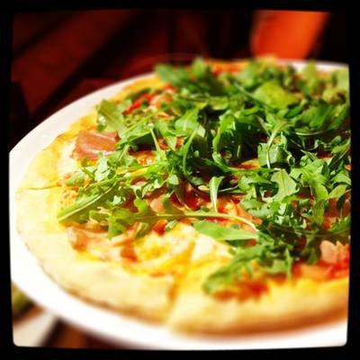 Prosciutto พิซซ่าหน้ามะเขือเทศ พาร์มาแฮมและร็อกเก็ต ที่ ร้านอาหาร Brio