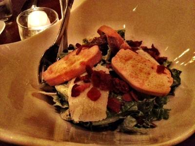 Caesar Salad จานนี้อร่อยดีแต่น้อยไปมาก ที่ ร้านอาหาร Brio