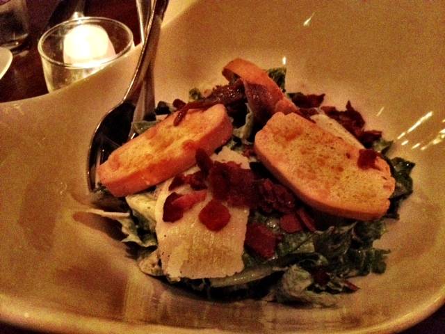 Caesar Salad จานนี้อร่อยดีแต่น้อยไปมาก ที่ ร้านอาหาร Brio
