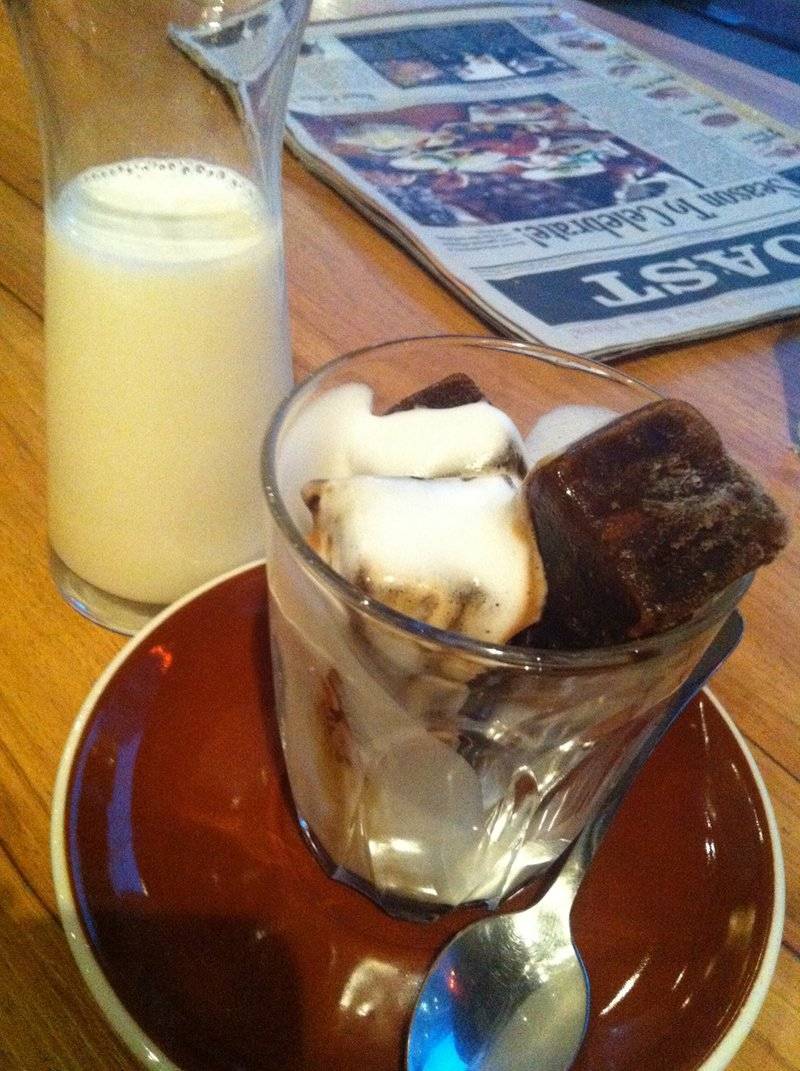 Ice Espresso Latte ที่ ร้านอาหาร Roast Coffee & Eatery