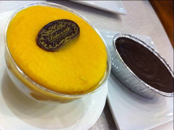 เค้กครีมมะม่วง และ เค้กช็อคโกแลต Bake a Wish  ที่ ร้านอาหาร Bake a Wish The Circle
