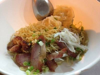บะหมี่แห้งเกี๊ยว ปู หมูแดง ที่ ร้านอาหาร บะหมี่มังกรขาว