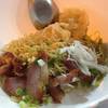 บะหมี่แห้งเกี๊ยว ปู หมูแดง ที่ ร้านอาหาร บะหมี่มังกรขาว