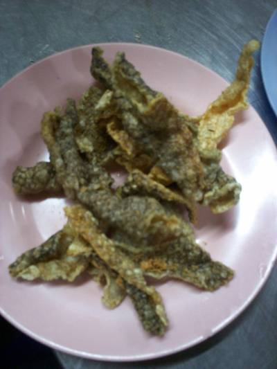 หนังปลาทอด ที่ ร้านอาหาร ก๋วยเตี๋ยวลูกชิ้นปลา-นายฉุ่ย